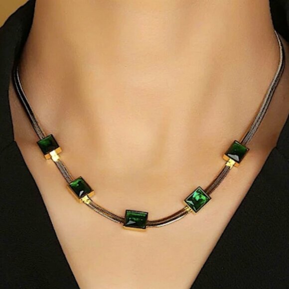 18K GOLD PLATED EMERALD GREEN STONE NECKLACE - Picture 3 of 6